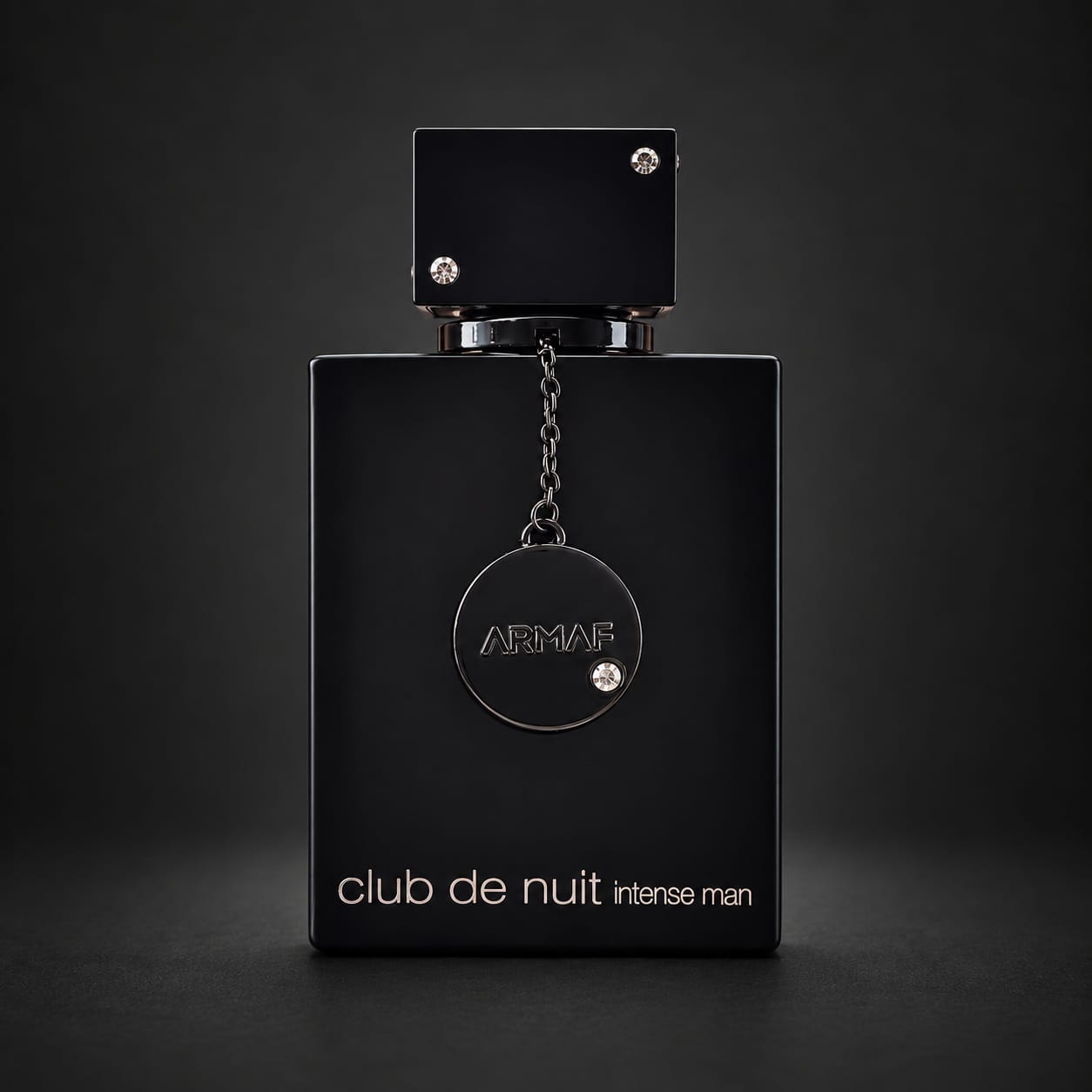 Frasco preto do perfume Club de Nuit Intense Man da Armaf