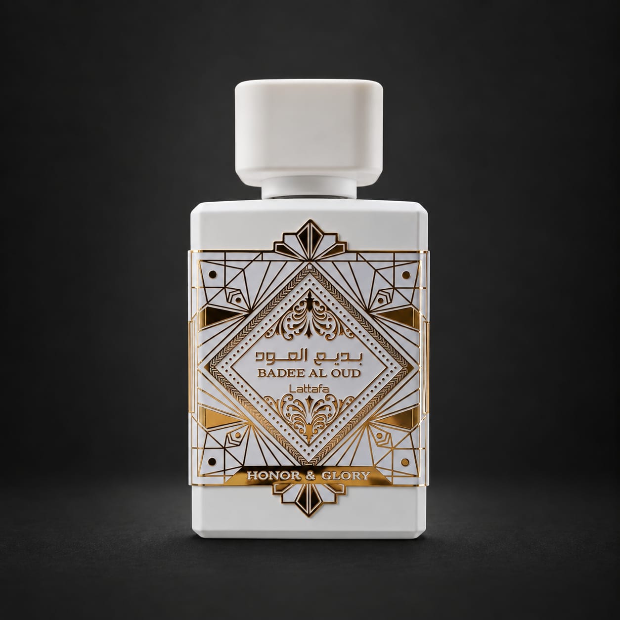 Frasco branco com arabescos dourados do perfume Bade'e Al Oud Honor & Glory da Lattafa