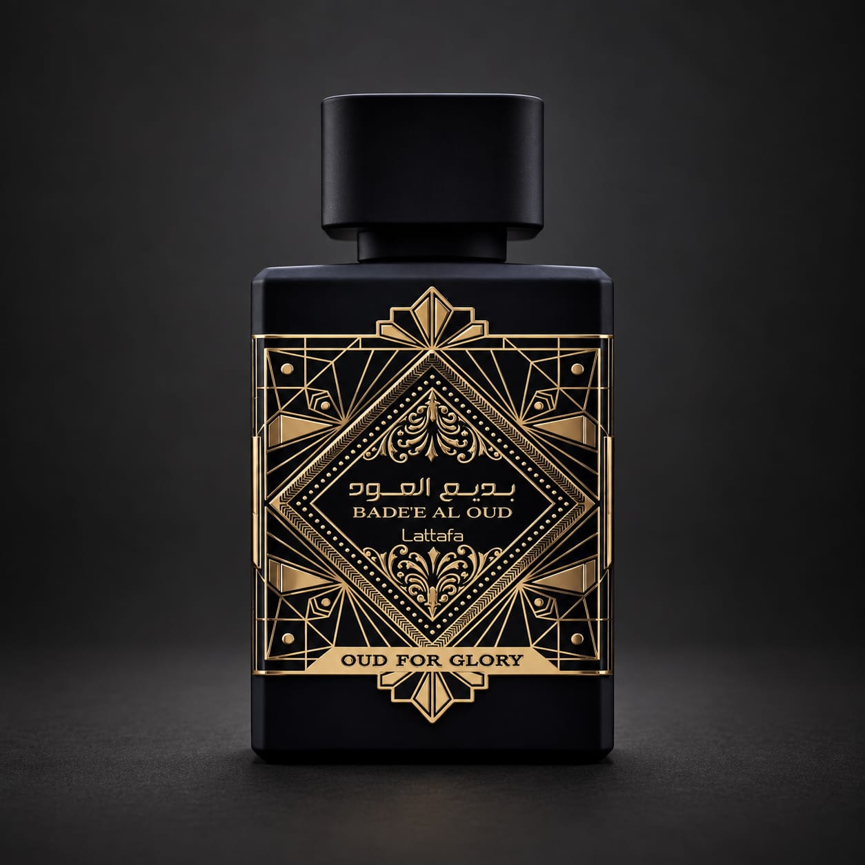 Frasco preto e dourado do perfume Bade'e Al Oud Oud for Glory da Lattafa