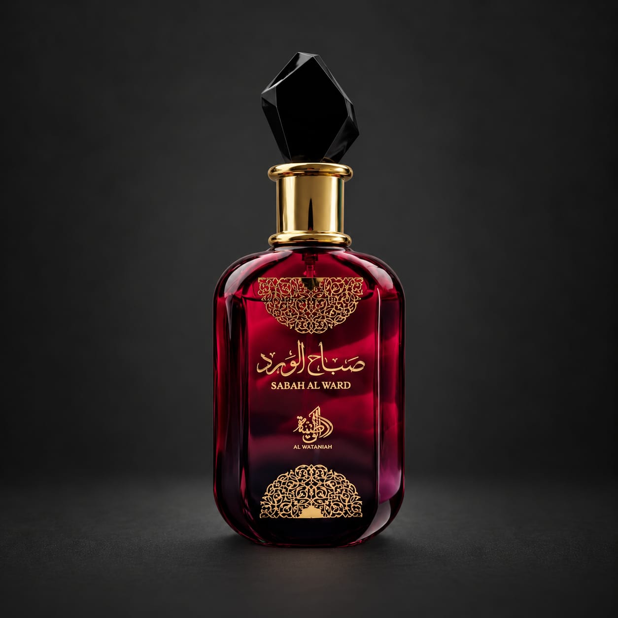 Frasco vermelho translúcido com tampa preta do perfume Sabah Al Ward da Al Wataniah