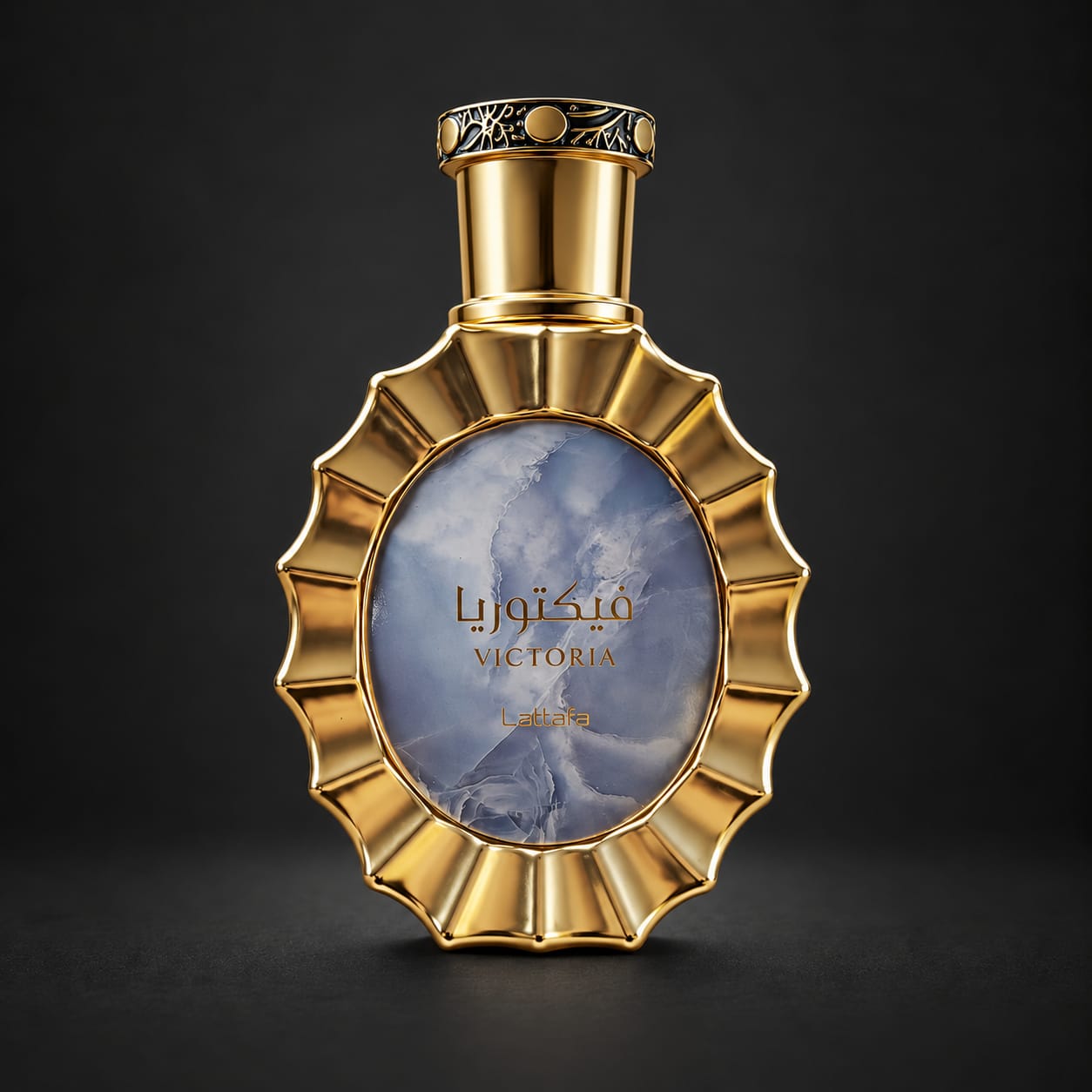 Frasco dourado com centro em mármore azul do perfume Victoria da Lattafa