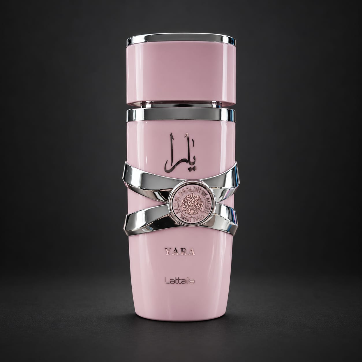 Frasco rosa com detalhes prateados do perfume Yara da Lattafa